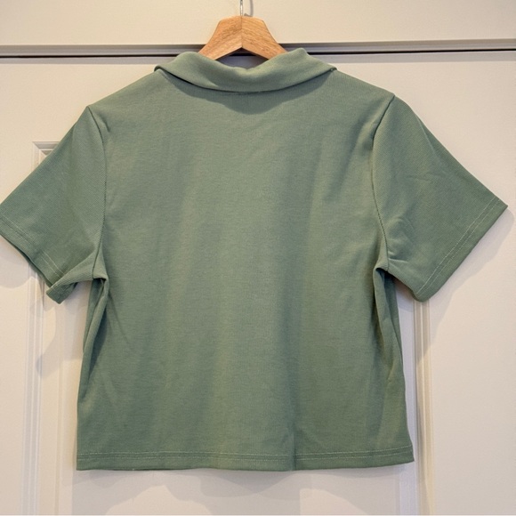 3/$15‼️ Trendy DAZY Green Cropped Button-Up Tee with Collar, Size L, Stretchy - Picture 7 of 14
